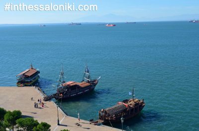 Λευκός Πύργος Θεσσαλονίκη. Δίπλα ακριβώς από τον Πύργο θα βρείτε τα πασίγνωστα πλέον καραβάκια. Μην χάσετε την ευκαιρία να απολαύσετε τον καφέ σας σε ένα από αυτά!